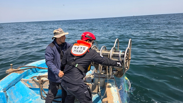 울산해양경찰서 대원들이 지난 25일 동구 슬도 인근 해상에서 선장이 실종된 채 발견된 어선에 올라 그물을 살피며 수색 작업을 벌이고 있다. 울산해양경찰서 제공