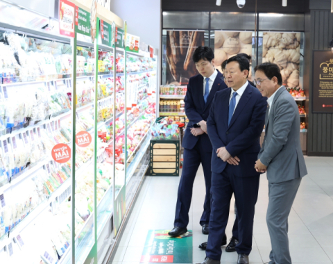 신동빈 롯데 회장, 웨스트레이크 하노이 방문…올해 첫 해외 현장 경영