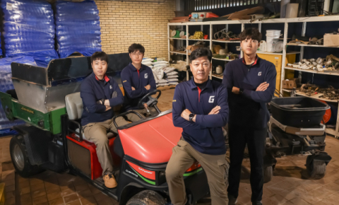 사직야구장을 지키고 보듬는 그라운드키퍼
