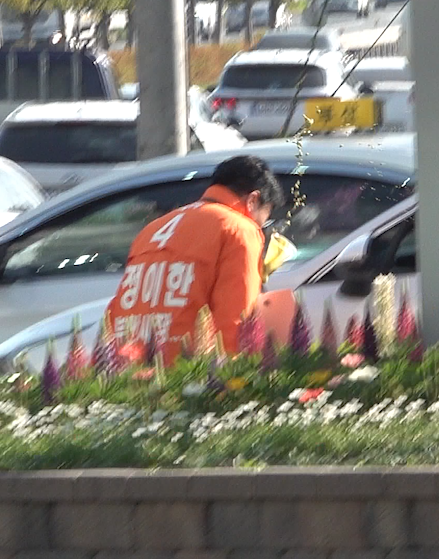 개혁신당 정이한 부산시장 후보가 지난 27일 선거 유세를 하다가 한 승용차 운전자가 던진 음료수를 맞고 쓰러져 응급실로 이송됐다. 정이한 후보 선대위 제공