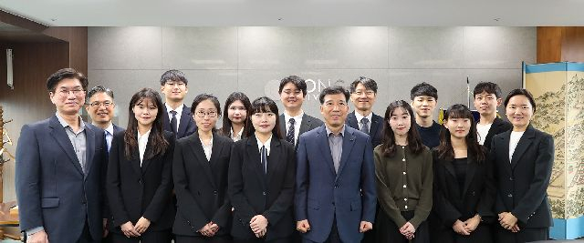 지난해 11월 부산 동아대 로스쿨 출신 2026년 판사, 검사, 재판연구원 합격자들이 이해우(앞줄 오른쪽에서 네번째) 총장 등 학교 관계자와 기념촬영을 하고 있다. 동아대 제공