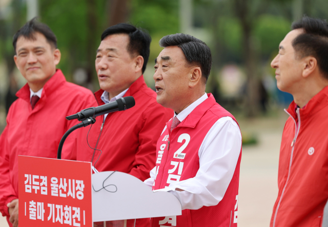 김두겸 울산시장이 29일 울산시 중구 태화강 국가정원에서 재선 도전을 선언하는 기자회견을 하고 있다. 연합뉴스