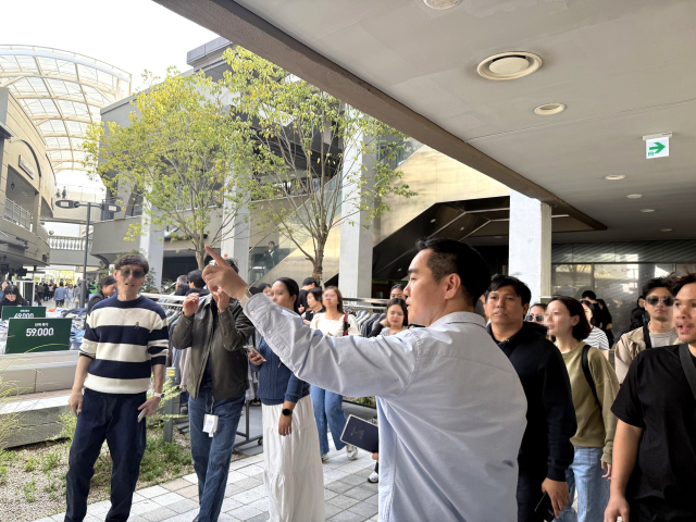 롯데몰 동부산점을 찾은 외국인 쇼핑 관광객을 가이드가 안내하고 있다. 롯데백화점 제공