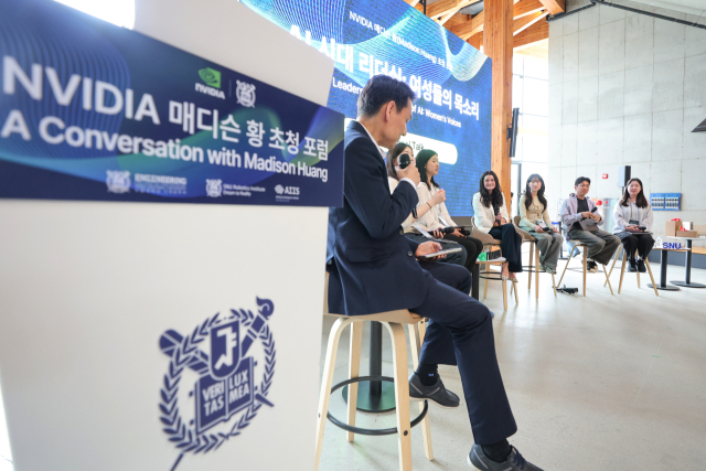 젠슨 황 엔비디아 최고경영자(CEO)의 딸인 매디슨 황 엔비디아 옴니버스 및 로보틱스 제품 마케팅 부문 수석 이사가 28일 서울 관악구 서울대학교에서 'AI 시대 리더십: 여성들의 목소리'를 주제로 강연하고 있다. 연합뉴스