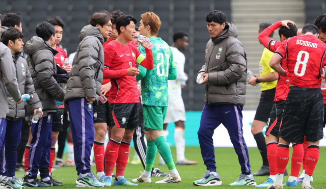 한국축구국가대표팀 홍명보 감독이 지난달 28일(현지시간) 영국 밀턴킨스 스타디움 MK에서 열린 코트디부아르와 평가전에서 하이드레이션 브레이크 때 손흥민에게 작전 지시를 하고 있다. 연합뉴스
