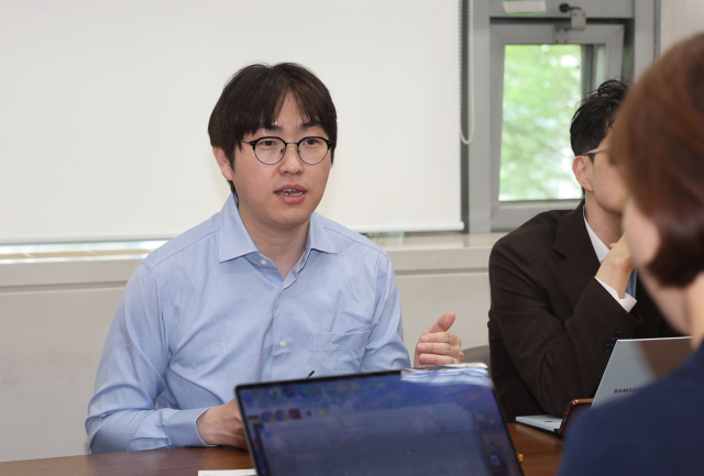 부산 북갑 국회의원 보궐선거 출마 예정인 하정우 전 청와대 AI미래기획수석이 30일 오전 부산시의회 기자실에서 간담회를 하고 있다.이재찬 기자 chan@