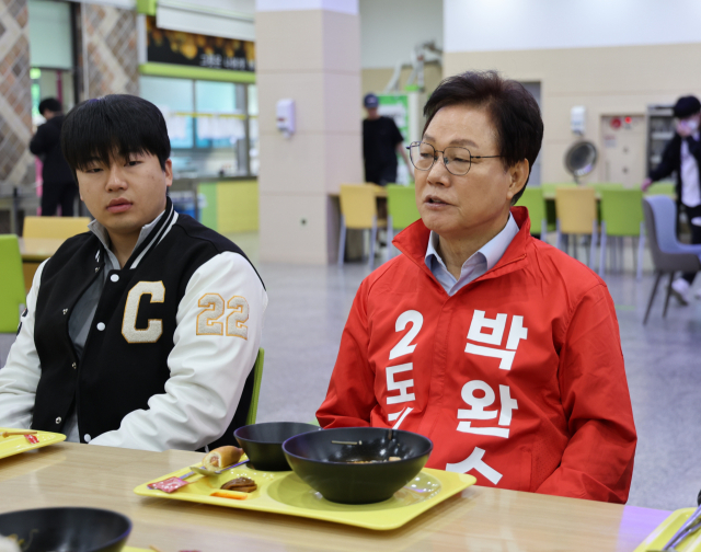 박완수 후보가 지난달 29일 국립창원대를 방문해 학생들과 천원의 아침밥을 먹고 있다. 국민의힘 제공