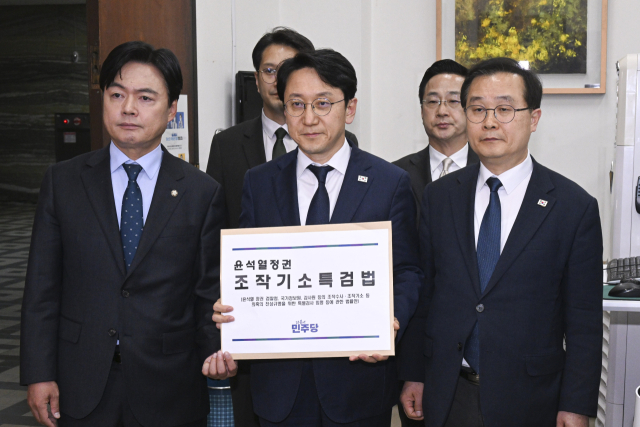 더불어민주당 천준호 원내대표 직무대행과 국정조사특위 위원들이 30일 국회 의안과에 '윤석열 정치검찰 조작기소 진상규명 특검법'을 제출하고 있다. 연합뉴스