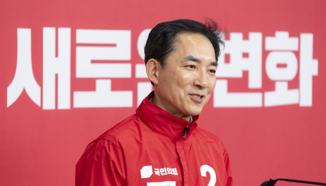 박민식 전 국가보훈부 장관이 1일 서울 여의도 국민의힘 중앙당사에서 6·3 재보선 부산 북구 갑 선거구 공천 면접을 마친 뒤 취재진 질문에 답하고 있다. 연합뉴스