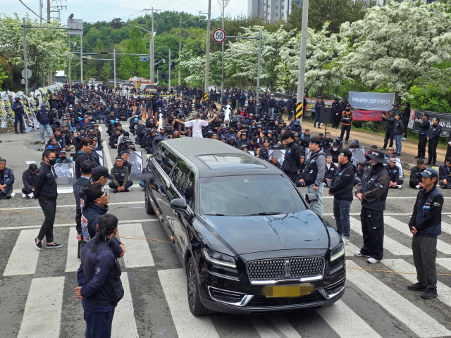 화물연대 집회 중 사망한 조합원 A 씨를 기리는 추모대회에서 ‘넋전춤’ 공연이 펼쳐지고 있다. 김현우 기자