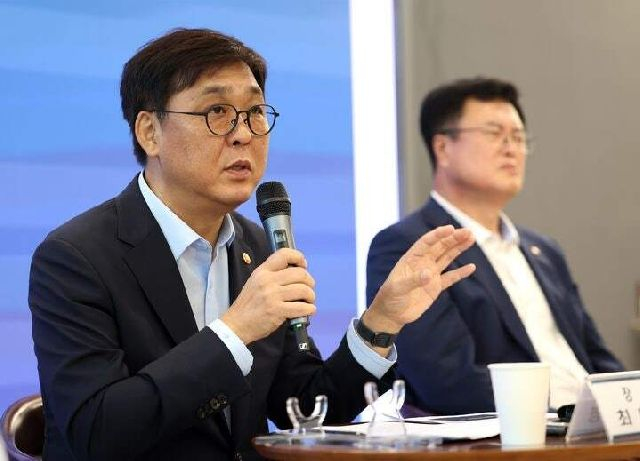 문화체육관광부 최휘영(왼쪽) 장관이 지난해 9월 기자 간담회에서 발언하고 있다. 문체부 제공