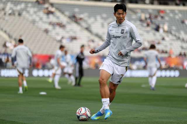 손흥민이 3일(한국 시간) 미국 캘리포니아주 샌디에이고에서 열린 샌디에이고FC와의 MLS 11라운드 원정 경기에 앞서 몸을 풀고 있다. AFP·연합뉴스