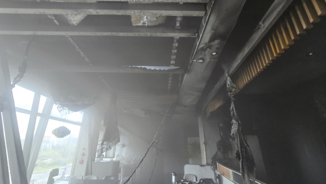 4일 오후 2시께 울산 북구 매곡동 2층 식당에서 화재가 발생했다. 울산소방본부 제공