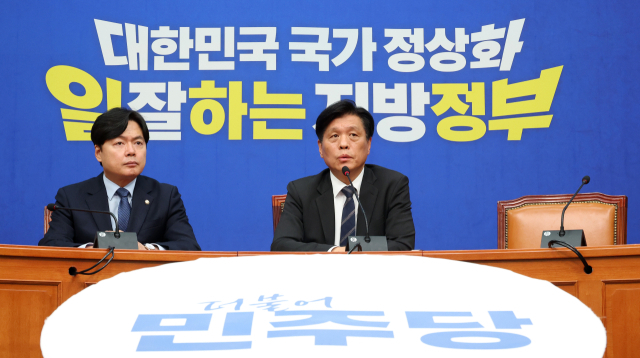 더불어민주당 조승래 사무총장이 4일 국회에서 6·3 지방선거 D-30 기자간담회를 갖고 있다. 연합뉴스