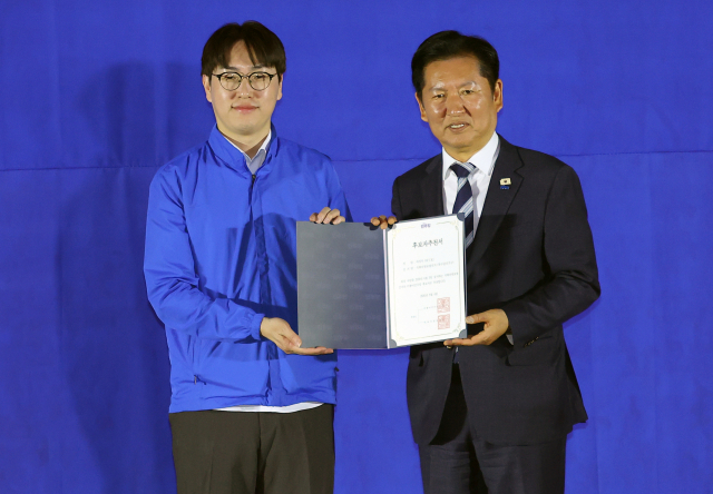 4일 오전 부산 동구 부산항국제전시컨벤션센터에서 열린 더불어민주당 제9회 전국동시지방선거 부산·울산·경남 공천자대회에서 정청래 대표가 하정우 북갑 보궐선거 예비후보에게 공천장을 수여하고 있다. 연합뉴스