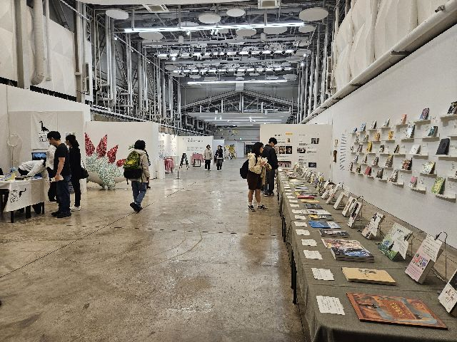 부산문화재단이 지역 예술인의 국내외 작품 유통을 돕는 새로운 지원 프로그램을 선보인다. 사진은 지난해 진행된 부산문화재단 지원 전시. 부산일보DB