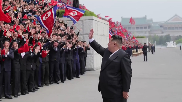 김정은 북한 국무위원장이 지난 2일 노동당 외곽 청년단체인 사회주의애국청년동맹(청년동맹) 제11차대회의 참가자들을 만나 기념사진을 찍었다고 조선중앙TV가 3일 보도했다. 연합뉴스