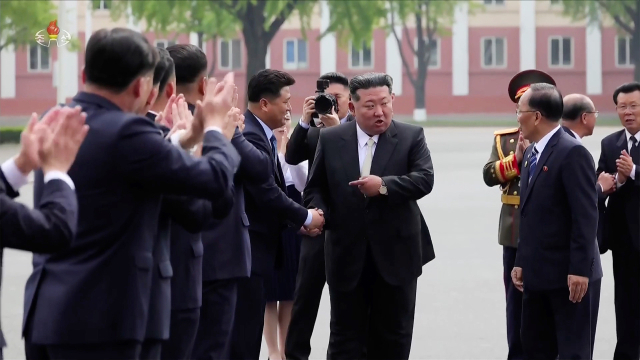 김정은 북한 국무위원장이 지난 2일 사회주의애국청년동맹 제11차대회 참가자들을 만나 기념촬영했다고 조선중앙TV가 4일 보도했다. 김 위원장이 기념촬영에 앞서 지난달 28~30일 평양에서 열린 제11차대회에서 새로 선거된 백은철 청년동맹 위원장과 악수하며 축하해주고 있다. 연합뉴스