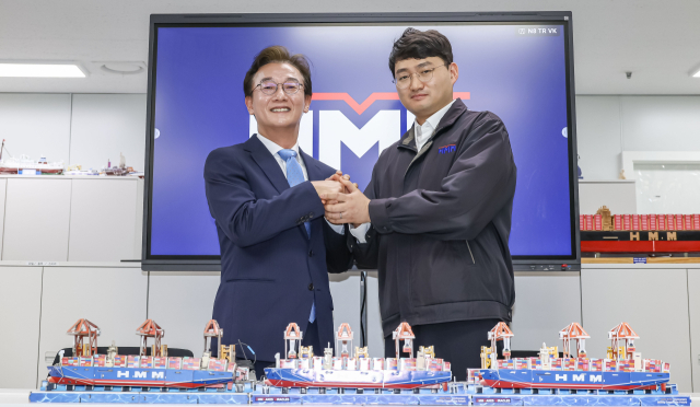전재수 더불어민주당 부산시장 후보가 7일 부산 중구 HMM 해상노조 사무실에서 열린 전정근 HMM 해상노조 위원장 선거대책위원장 수락식에서 전 위원장과 손을 맞잡고 있다. 김종진 기자 kjj1761@