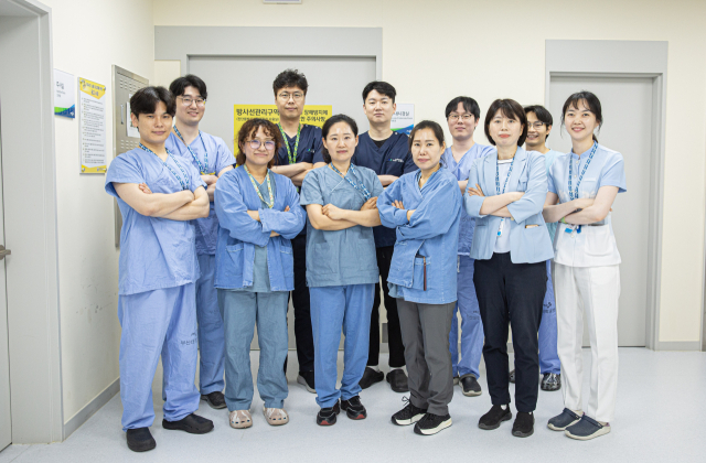 부산대병원 소화기내과 의료진이 내시경 역행성 담췌관 조영술(ERCP) 전용 투시방 및 고난도 내시경실에서 기념촬영을 하고 있다. 부산대병원 제공