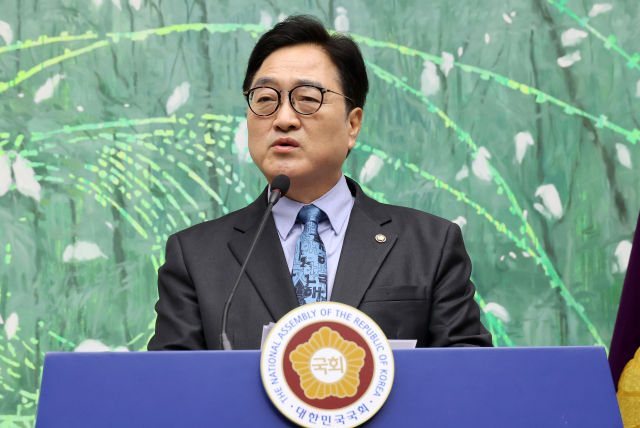 우원식 국회의장이 27일 국회 접견실에서 기자회견을 열고 다음 달 7일 국회 본회의 상정을 앞둔 헌법 개정안에 관해 설명하고 있다. 연합뉴스