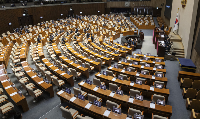 우원식 국회의장이 7일 국회에서 열린 제435회 국회(임시회) 1차 본회의에서 대한민국 헌법 개정안에 대한 국민의힘 참여를 호소한 뒤 기다리고 있다. 국민의힘은 헌법개정안 반대를 당론으로 결정해 이날 본회의에 입장하지 않고 있다. 연합뉴스