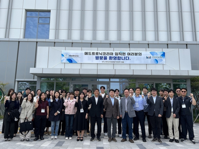 지난 7일 바이오의료종합지원센터에서 KTL, 메드트로닉코리아 관계자들이 단체 기념 사진을 촬영하고 있다. (앞줄 우측 세 번째부터) KTL 유지한 바이오융합평가센터장, KTL 정순은 바이오의료심사센터장, 메드트로닉코리아 예정훈 상무, KTL 박성용 바이오의료헬스본부장, KTL 이종찬 의료용품평가센터장. KTL 제공