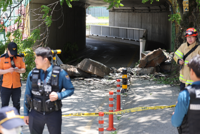 8일 오전 10시 47분께 대구 남구 봉덕동 한 지하도 옆 경사로에서 대형 암석이 떨어지는 사고가 나 관계 당국이 현장을 통제하고 있다. 이 사고로 해당 지하도를 지나던 행인 1명이 숨졌다. 연합뉴스