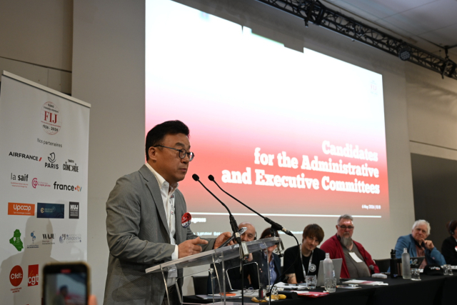 박종현 한국기자협회 회장이 프랑스 파리에서 개최된 국제기자연맹(IFJ) 창립 100주년 기념 세계총회에서 집행위원 선출을 위한 정견 발표를 하고 있다. 한국기자협회 제공