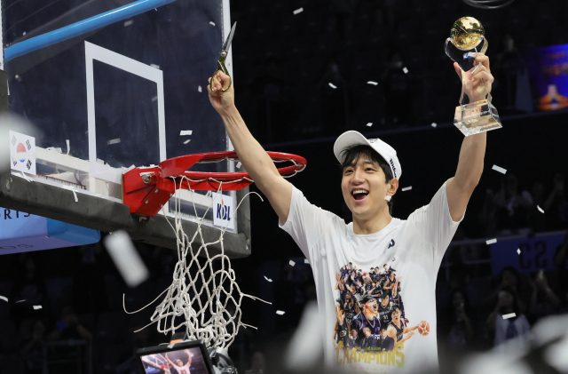 지난 13일 고양에서 2025-2026 KBL 플레이오프 챔피언 결정전 고양 소노와 부산 KCC 5차전 경기에서 MVP KCC 허훈이 그물을 자르는 세리머니를 하고 있다. 연합뉴스
