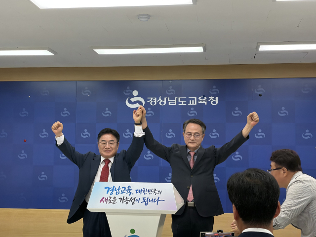 14일 김승오(오른쪽) 후보가 사퇴하면서 권순기 후보의 손을 들어주고 있다. 이재희 기자