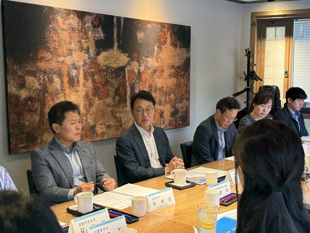 2026년 시민참여혁신단 제1차 정기회의 중 홍종욱(왼쪽 두 번째) 이사장 발언 모습. 어촌어항공단 제공