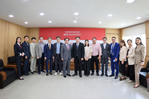 지난 13일 몽골 볼강도 폴리텍대학교 및 몽골청년연맹 관계자들과 교육 협력 방안 논의.(왼쪽에서 세 번째) 오트곤바트 바르후 글로벌리더십대 총장, (왼쪽에서 다섯 번째) 우르차이흐 삭다르수렝 우기노르군 군수. (경남정보대 제공)