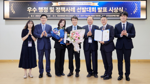 2026년 5월 14일 국회의사당 의원회관에서 개최된 ｢2026년도 우수 행정 및 정책사례 선발대회｣ 시상식에서 한덕규 캠코 기업지원부문 총괄이사(사진 왼쪽에서 네 번째) 및 관계자들이 기념촬영을 하고 있다.