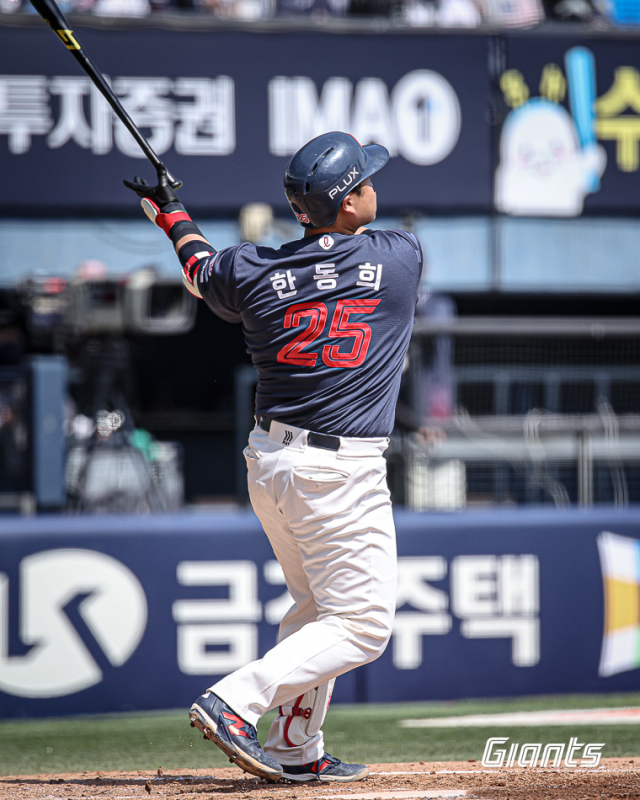 17일 두산전에서 롯데 한동희가 4회초 1점 홈런을 치고 있다. 롯데는 한동희의 2경기 연속 홈런포에도 실책이 겹치며 두산에 4-8로 패했다. 롯데 자이언츠 제공
