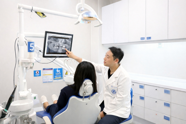 대동병원 이수병 치과 과장은 “기저질환이 있는 환자가 임플란트 시술을 할 때는 전신 상태와 구강 내 환경을 종합적으로 고려한 치료 전략을 수립해야 한다”고 말했다. 대동병원 제공