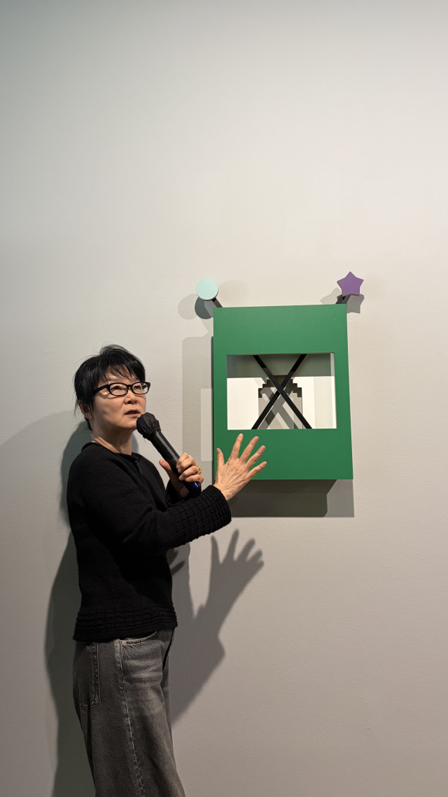 국제갤러리 부산에서 '액자형 부조' 작품에 관해 설명하는 홍승혜 작가. 김은영 기자 key66@