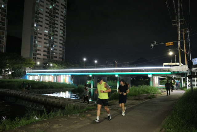 최근 준공된 회야강 ‘빛 라인과 교량 하부 공간 사업’.양산시 제공