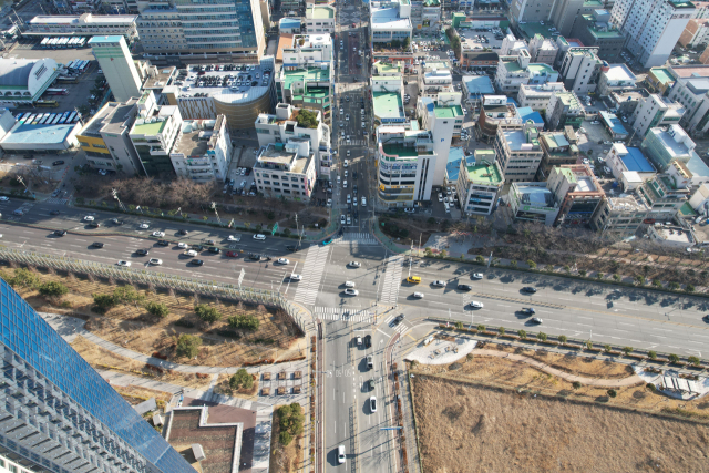 상습 교통사고 발생 구간인 6번 교차로는 진입 시 길어깨(갓길)를 통한 변칙적인 우회전 차량과 교차로 내 꼬리물기, 이륜차(오토바이) 신호위반 빈번한 지점이다. 이에 구조적인 차로 조정을 거쳐 정식 우회전 차로를 설치해 통행 흐름을 정리하기로 했다. 특히 이륜차의 고질적인 신호위반을 단속하기 위해 ‘후면 다기능 단속 카메라’를 도입해 단속 사각지대를 없앤다는 구상이다. 거제시 제공