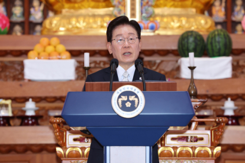 이 대통령, 스벅 비판 이어 “일베 사이트 폐쇄”…야 “李, 이성 찾아야”