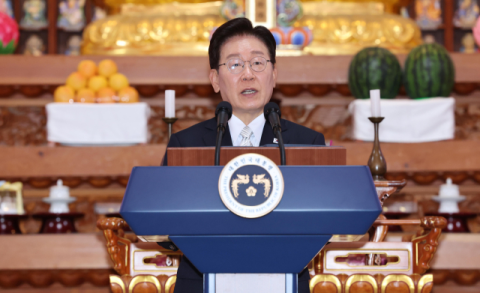 이 대통령, 스벅 비판 이어 “일베 사이트 폐쇄”…야 “李, 이성 찾아야”
