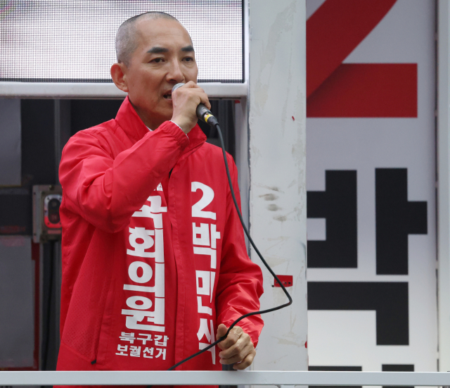 국민의힘 박민식 부산 북갑 국회의원 보궐선거 후보가 23일 오후 부산 북구 도시철도 덕천역 부근에서 유세를 하고 있다. 연합뉴스