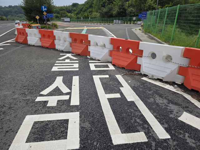 진주시 정촌면 화개리 285-1 일원 국도대체 우회도로에 설치된 ‘정촌 졸음쉼터’ 모습. 설치된 지 6개월째 입구가 닫혀 있다. 김현우 기자