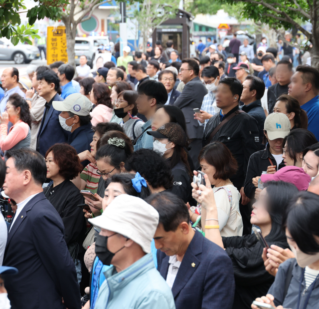 지난 21일 부산 부산진구에서 진행된 6.3 전국동시지방선거 한 출마자의 유세 현장에서 시민들이 후보 연설을 듣고 있다. 정종회 기자