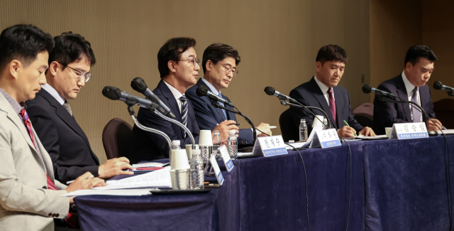 26일 부산 해운대구 동서대학교 센텀캠퍼스 컨벤션홀에서 열린 관훈클럽·부산일보 공동 주최 부산시장 후보 초청 관훈토론회에 참석한 전재수(왼쪽에서 세 번째) 부산시장 후보. 김종진 기자