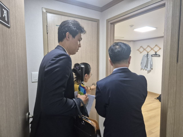 문체부와 부산시 관계자들이 지난주 공정숙박 챌린지에 참여한 선암사를 방문해 템플스테이 숙소의 컨디션을 점검하고 있다. 부산시 제공