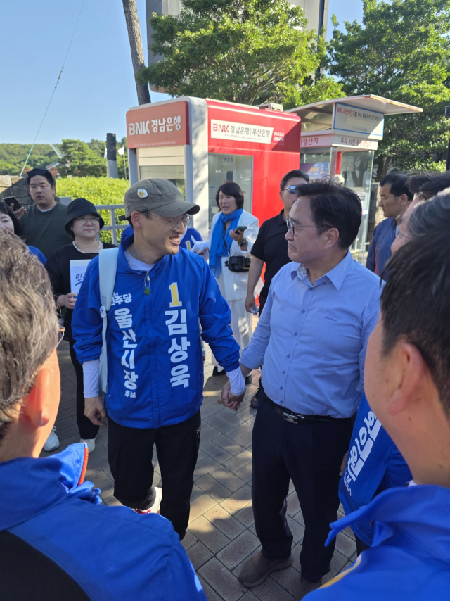 우원식 전 국회의장은 지난달 31일 울산을 찾아 더불어민주당 후보들의 유세를 지원했다. 민주당 울산시당 제공