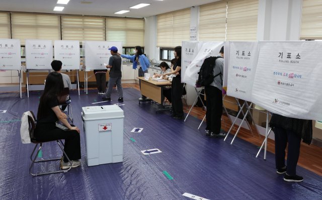 제9회 전국동시지방선거 및 국회의원 재·보궐선거일인 3일 울산시 남구 달동 제3투표소가 마련된 동평중학교에서 유권자들이 투표하고 있다. 연합뉴스