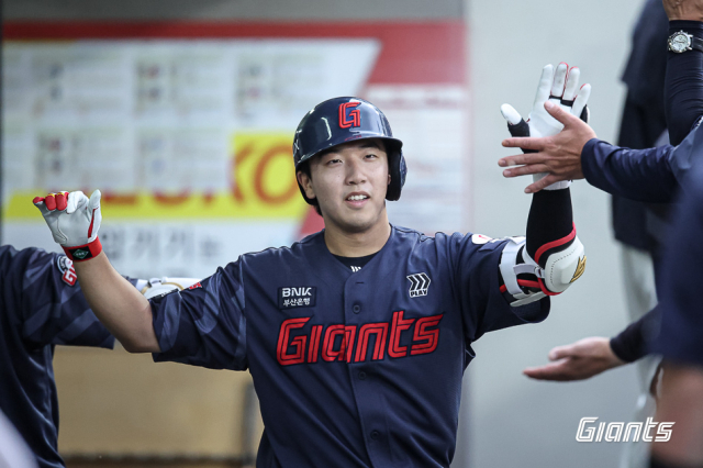 3일 1군 무대에 올라온 롯데 외야수 조세진이 3회초 좌중간 담장을 넘기는 1점 홈런을 친 뒤 세리머니를 하고 있다. 롯데 자이언츠 제공