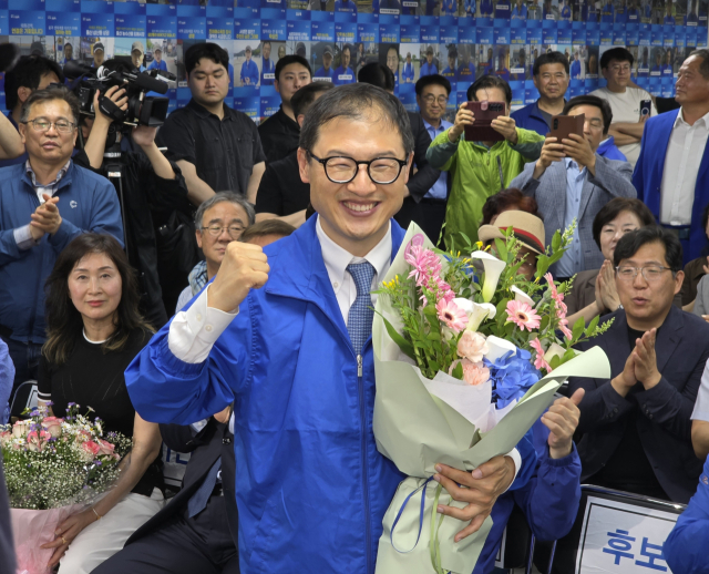 3일 더불어민주당 김상욱 당선인이 선거사무소에서 꽃다발을 든 채 주먹을 불끈 쥐며 지지자들의 환호에 화답하고 있다. 오상민 기자 sm5@